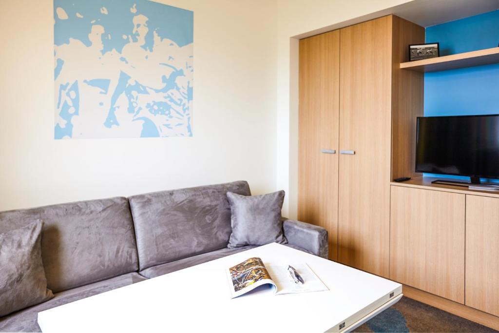 TV a/nebo společenská místnost v ubytování ibis Styles Toulouse Nord Sesquieres