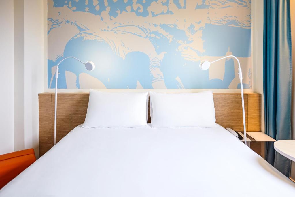 Postel nebo postele na pokoji v ubytování ibis Styles Toulouse Nord Sesquieres