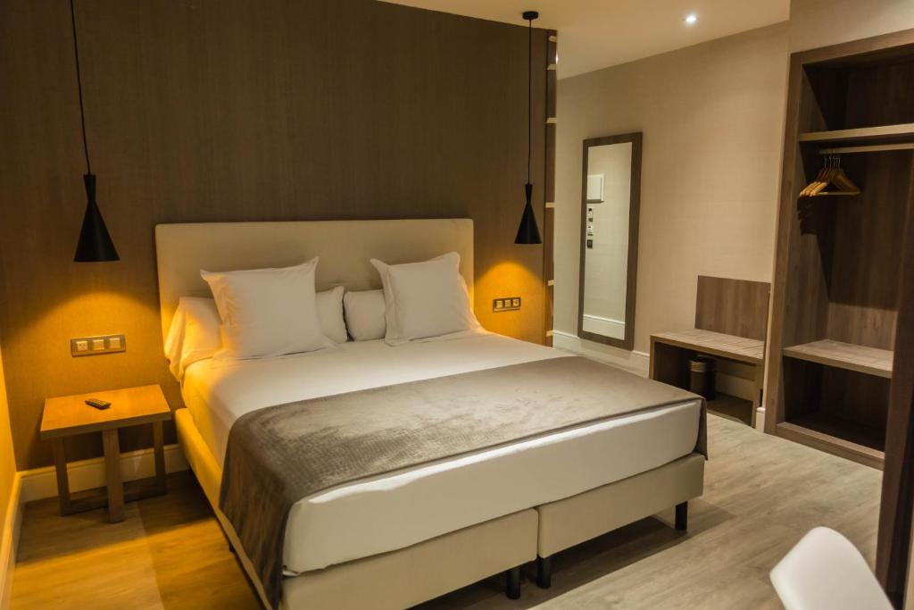 Hotel Oasis - Superior Room Interior