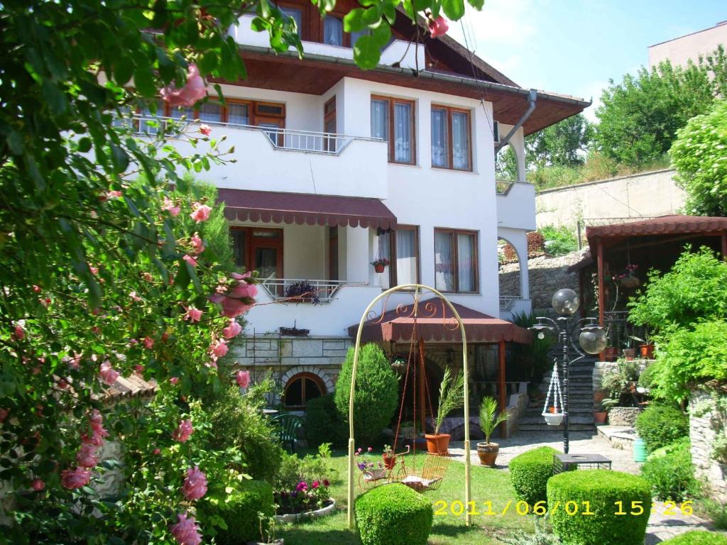 a house with a garden in front of it at Стаи за гости "КАТИ" Guest rooms "KATI" in Balchik
