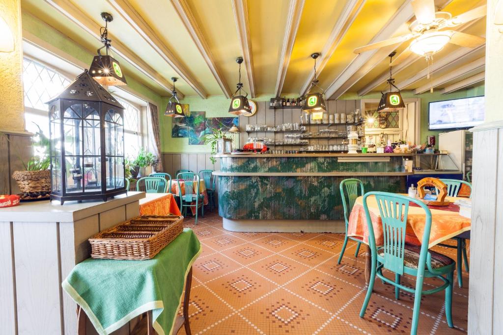 Restoran või mõni muu söögikoht majutusasutuses Hotel DeFive