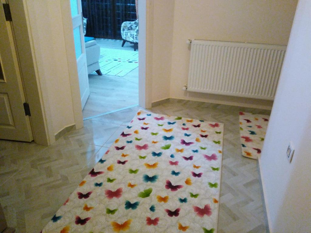 トラブゾンにあるEvim Trabzon Apartmentの蝶の敷物が敷かれた廊下