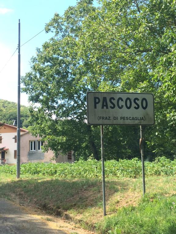 um sinal de rua no lado de uma estrada em Casa O em Pescaglia