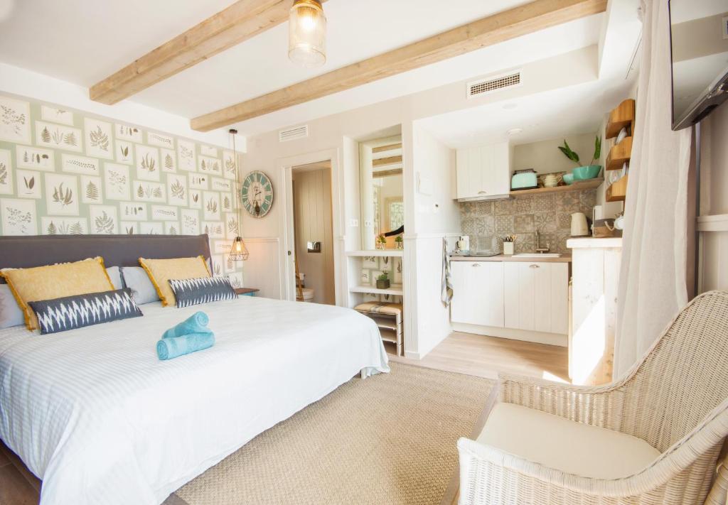 Posteľ alebo postele v izbe v ubytovaní The Beach House Studios & Suites