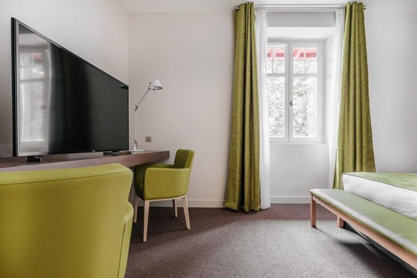 TV a/nebo společenská místnost v ubytování Hotel-Café du Trinquet
