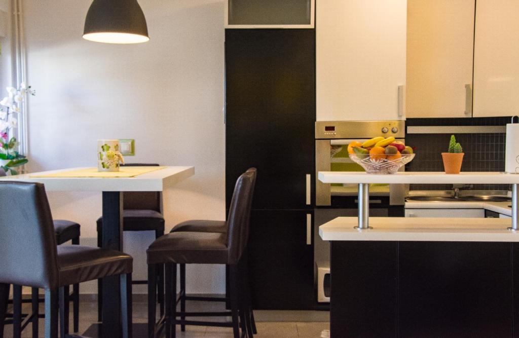 a kitchen with chairs and a table with a bowl of fruit at Apartment Dino in Selce