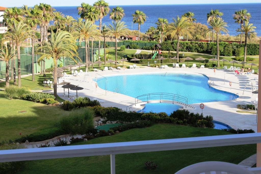 Bazén v ubytovaní atico en Las Americas Islantilla primera línea de playa alebo v jeho blízkosti