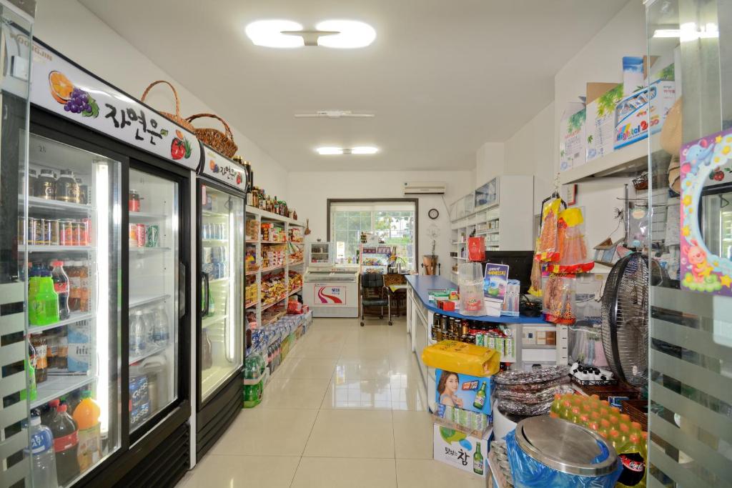 Supermarket nebo jiné obchody v  rezortu nebo okolí