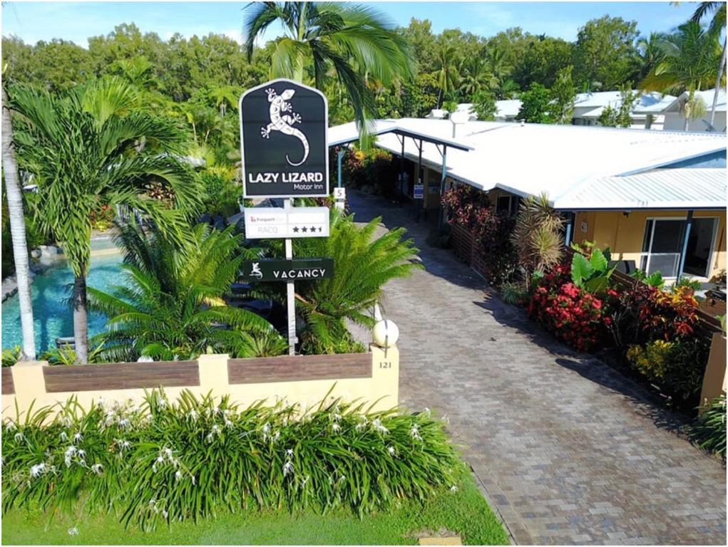 ein Schild vor einem Resort mit in der Unterkunft Lazy Lizard Motor Inn in Port Douglas