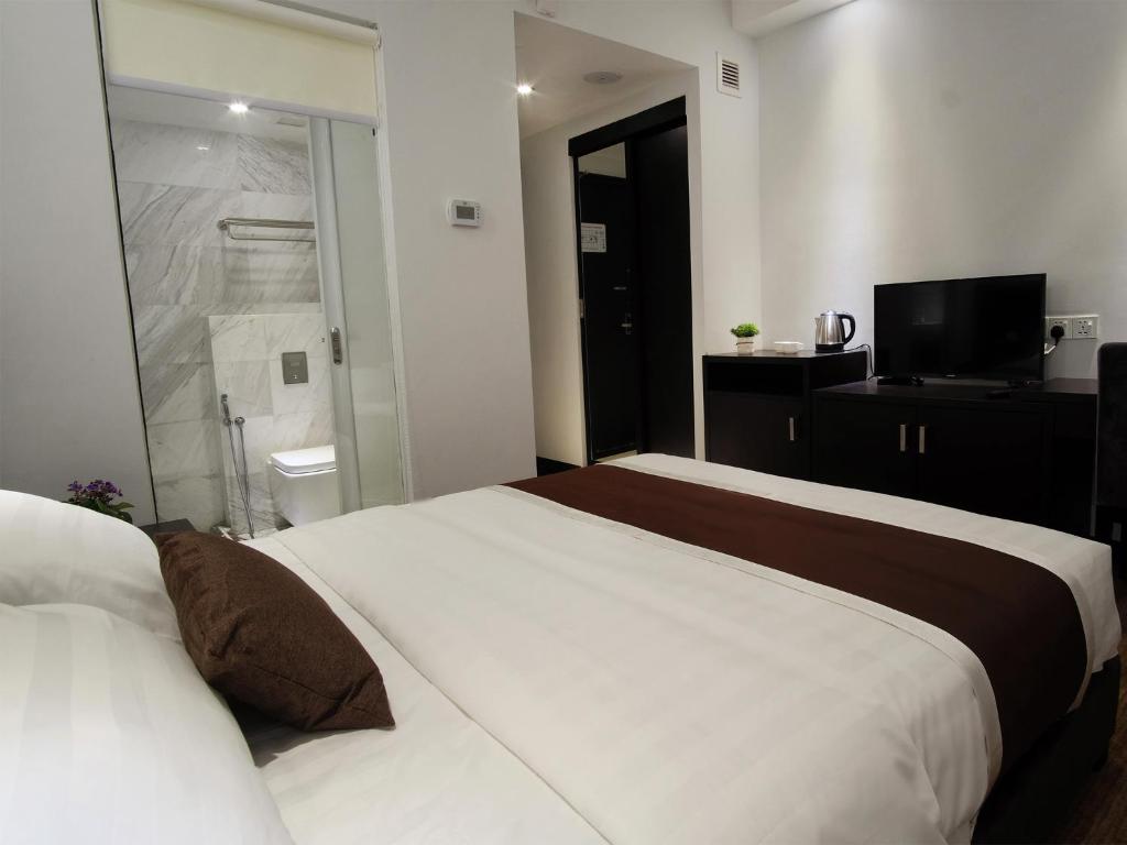 Habitación de hotel con 2 camas y TV en InnB Park Hotel en Kuala Lumpur