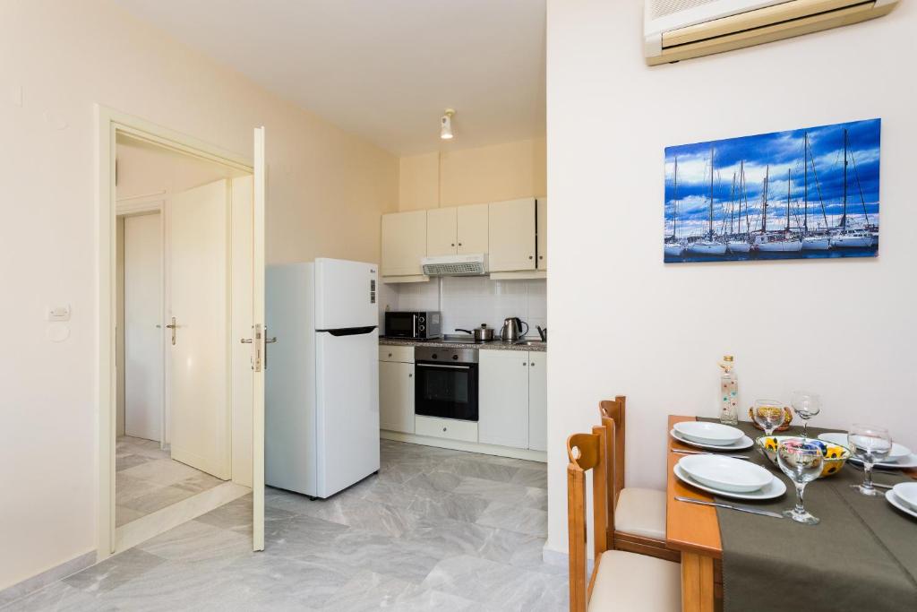 Kuchyň nebo kuchyňský kout v ubytování Radamanthy's Hotel Apartments