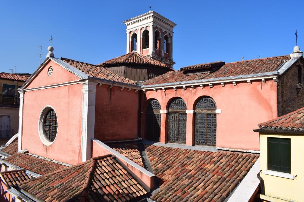 een uitzicht op een kerk met een toren bij Hotel Malibran in Venetië