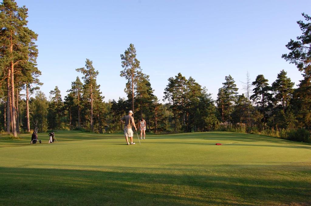 a man is standing on a golf green at Bjärkas Golf & Country Club in Nivelax