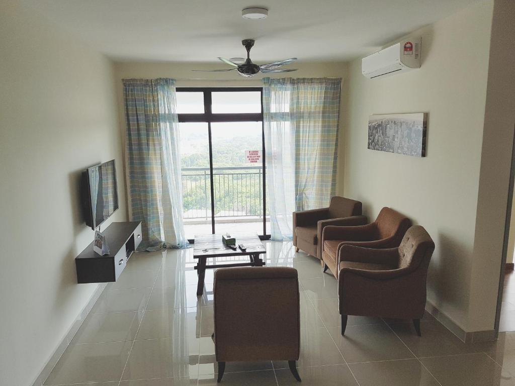 TV a/nebo společenská místnost v ubytování Ayer8 Putrajaya Guesthouse