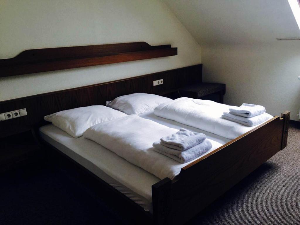 Postel nebo postele na pokoji v ubytování Saigon Hotel