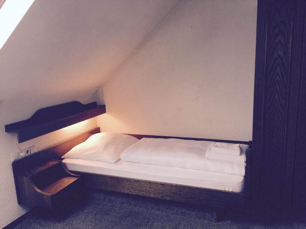 Postel nebo postele na pokoji v ubytování Saigon Hotel