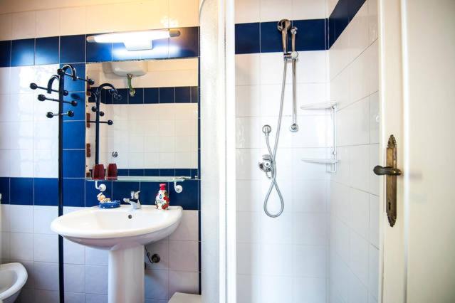 A bathroom at C'era una volta