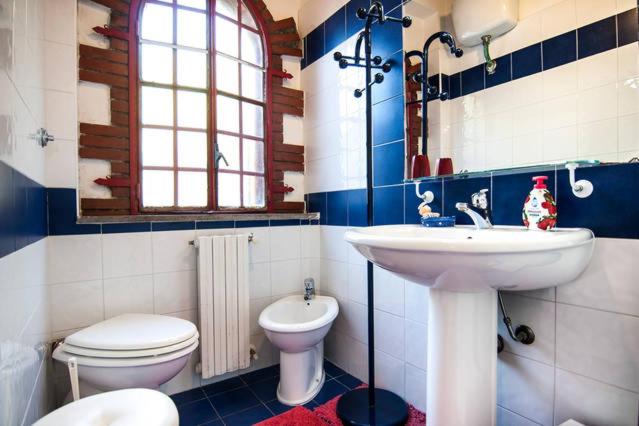 A bathroom at C'era una volta