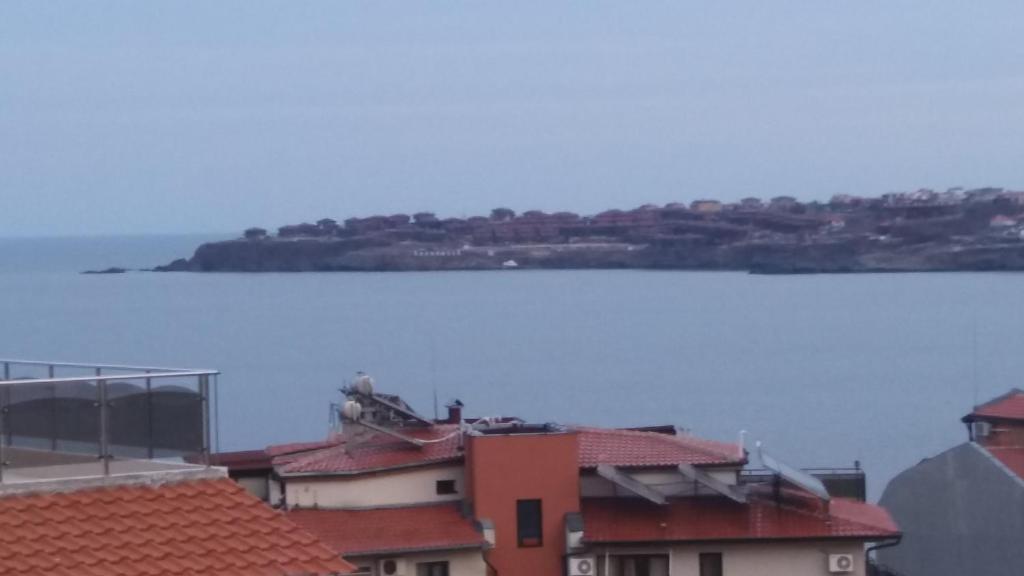 Blick auf eine Insel im Wasser mit Häusern in der Unterkunft Exotic Guest House in Sozopol