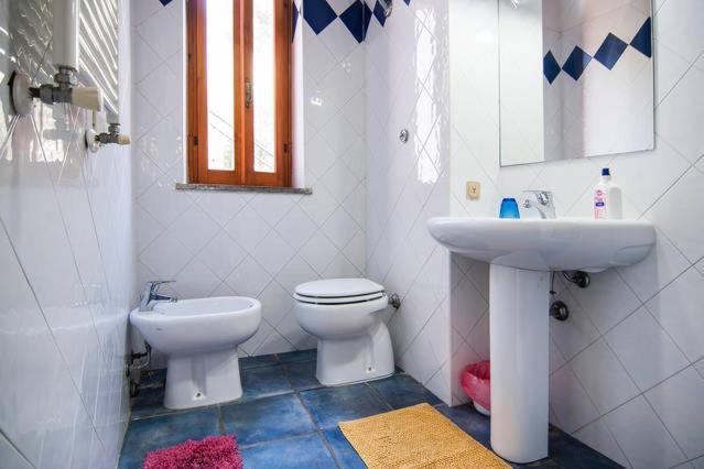 A bathroom at C'era una volta