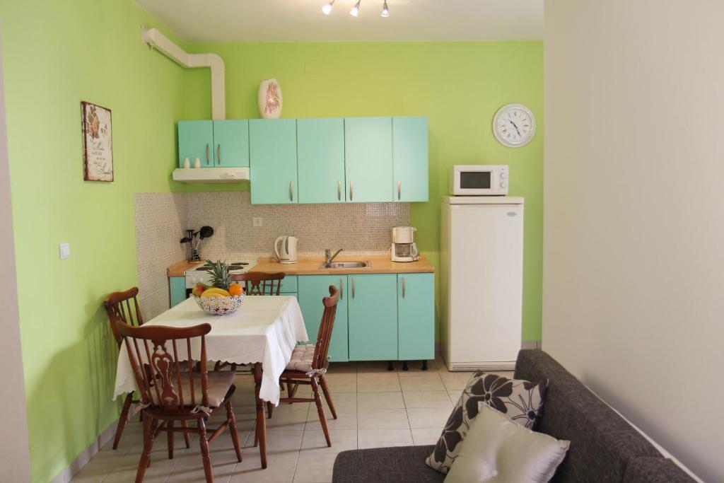 Kuchyňa alebo kuchynka v ubytovaní Apartmani Strada
