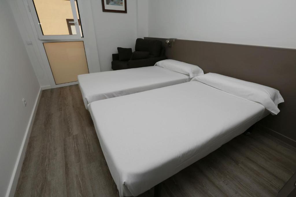 Postel nebo postele na pokoji v ubytování Hotel Alguer Camp Nou
