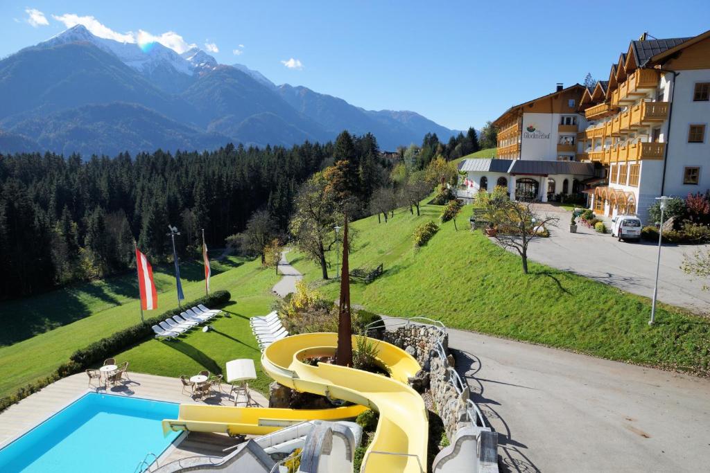 Nespecifikovaný výhled na hory nebo výhled na hory při pohledu z hotelu