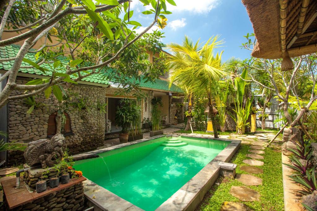 uma piscina no quintal de uma villa em The Pasga Villas Ubud em Ubud