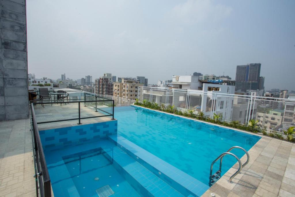 Swimming pool sa o malapit sa Golden Tulip The Grandmark Dhaka