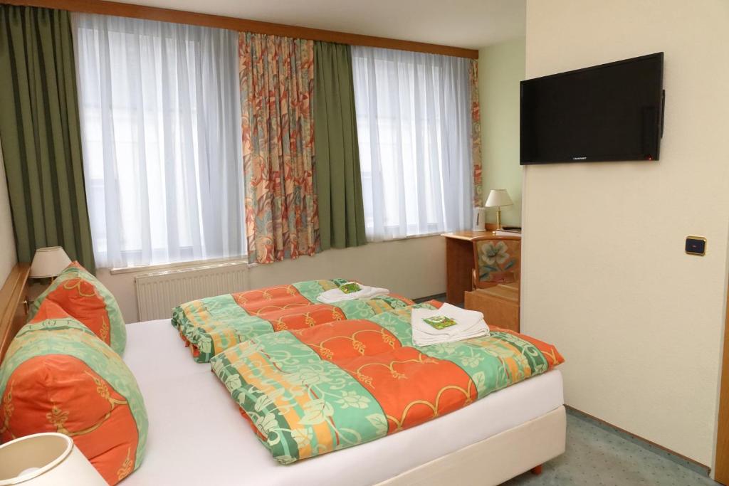 Postel nebo postele na pokoji v ubytování Hotel Zur Sonne
