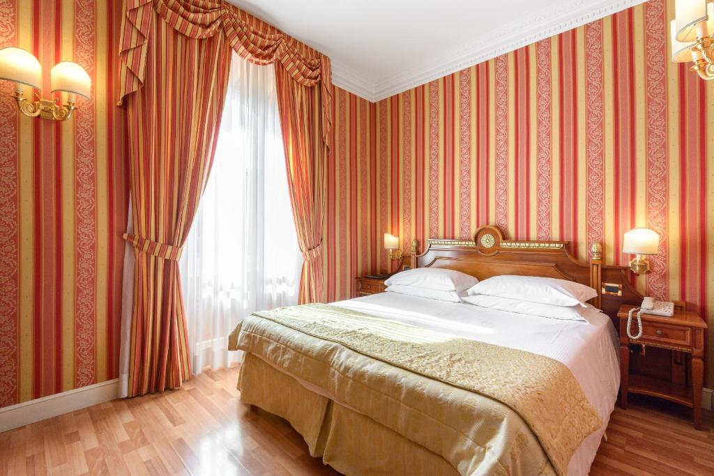 Postel nebo postele na pokoji v ubytování Gambrinus Hotel