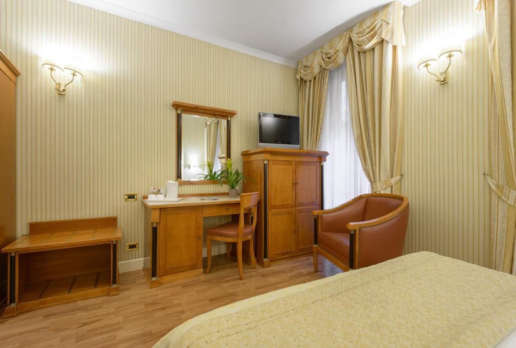 TV a/nebo společenská místnost v ubytování Gambrinus Hotel