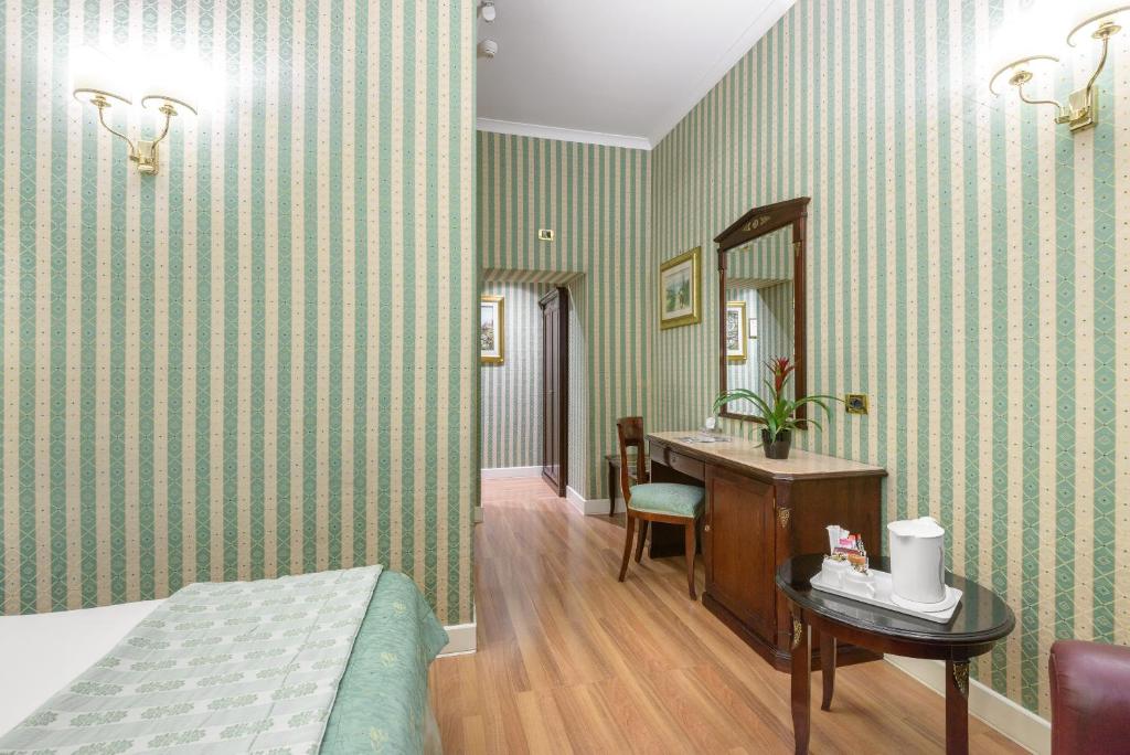 Postel nebo postele na pokoji v ubytování Gambrinus Hotel