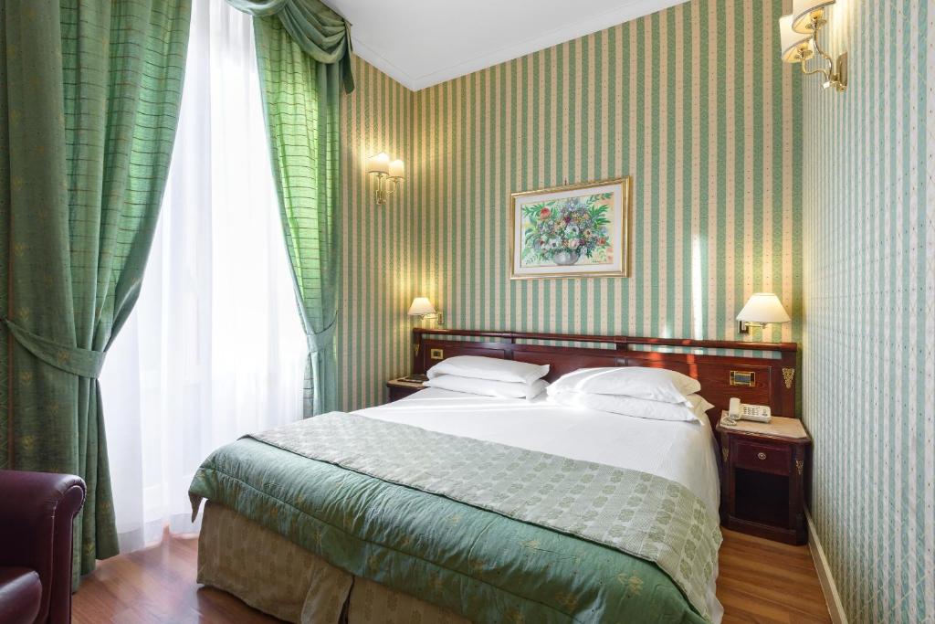 Postel nebo postele na pokoji v ubytování Gambrinus Hotel