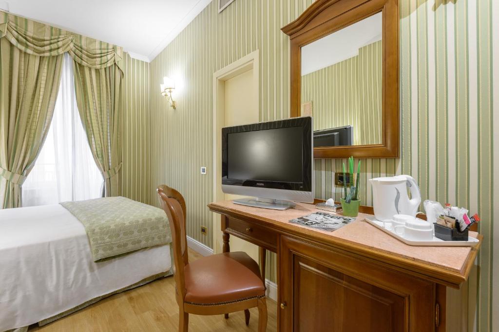 TV a/nebo společenská místnost v ubytování Gambrinus Hotel
