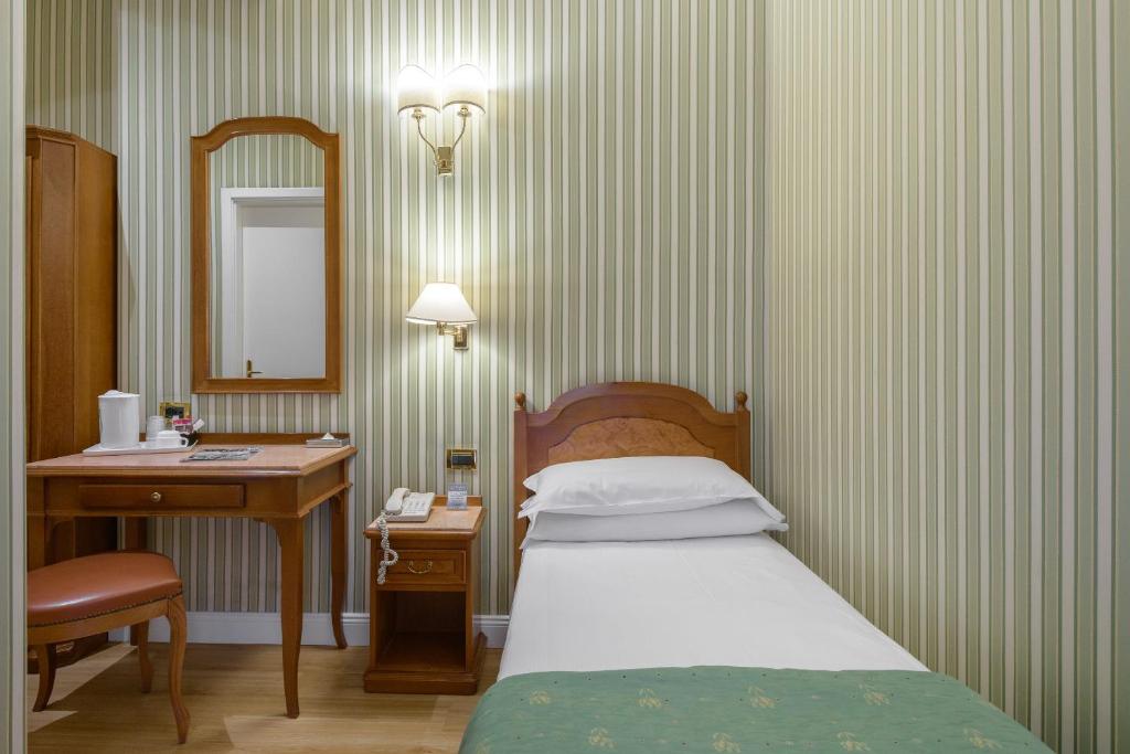 Postel nebo postele na pokoji v ubytování Gambrinus Hotel