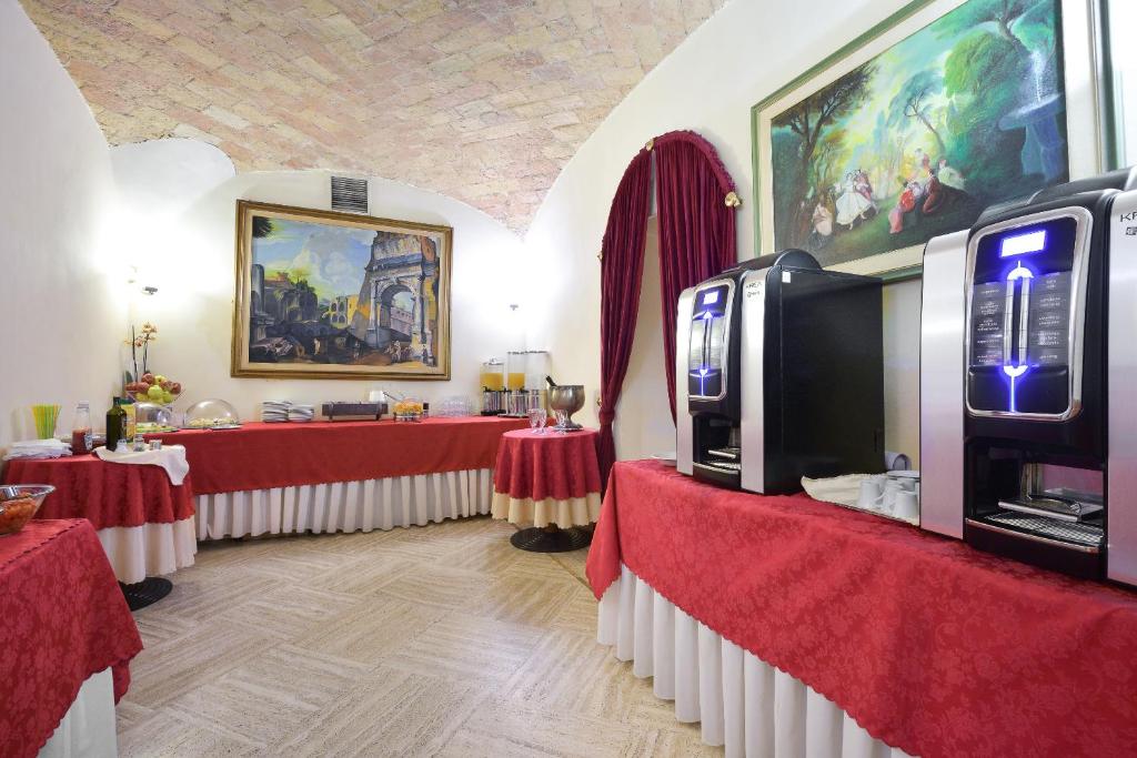 TV a/nebo společenská místnost v ubytování Gambrinus Hotel