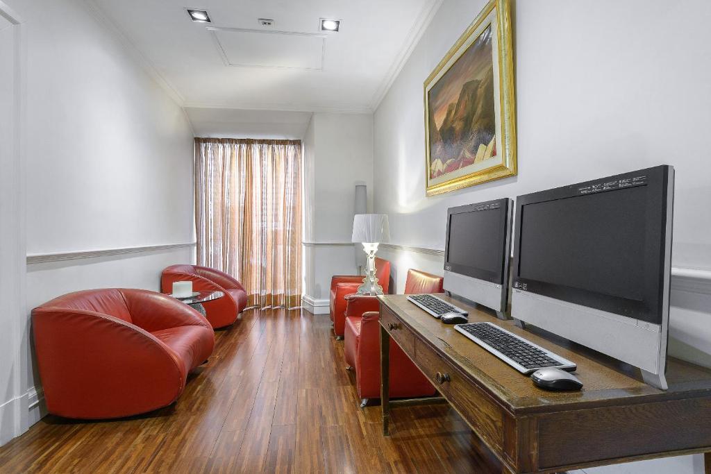 TV a/nebo společenská místnost v ubytování Gambrinus Hotel