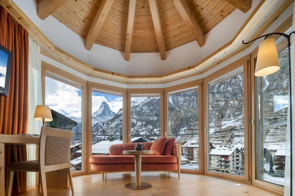 Nespecifikovaný výhled na hory nebo výhled na hory při pohledu z hotelu