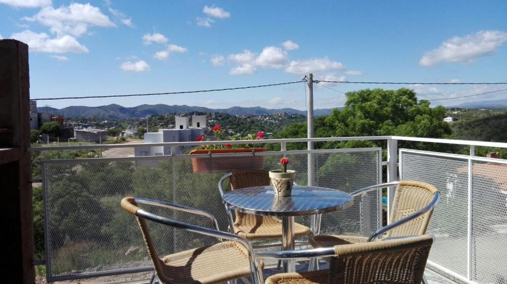 einen Tisch und Stühle auf einem Balkon mit Aussicht in der Unterkunft Duplex la Delfina 1 in Villa Carlos Paz