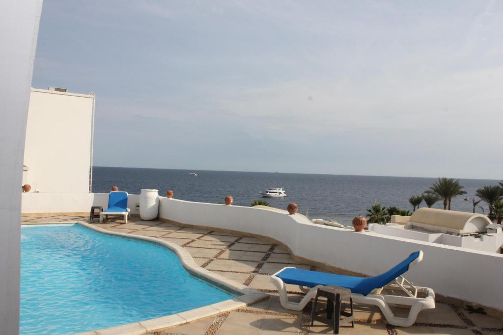 Bazén v ubytování Carlton Luxury Villa nebo v jeho okolí