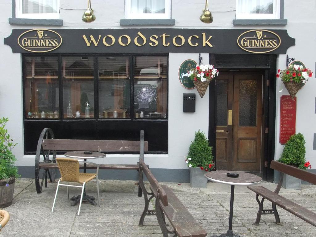 un restaurante con mesa y sillas frente a un edificio en Woodstock Arms en Inistioge
