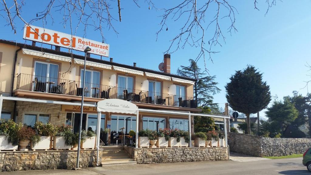 um hotel na berma da estrada em Hotel Zlatna Vala em Umago