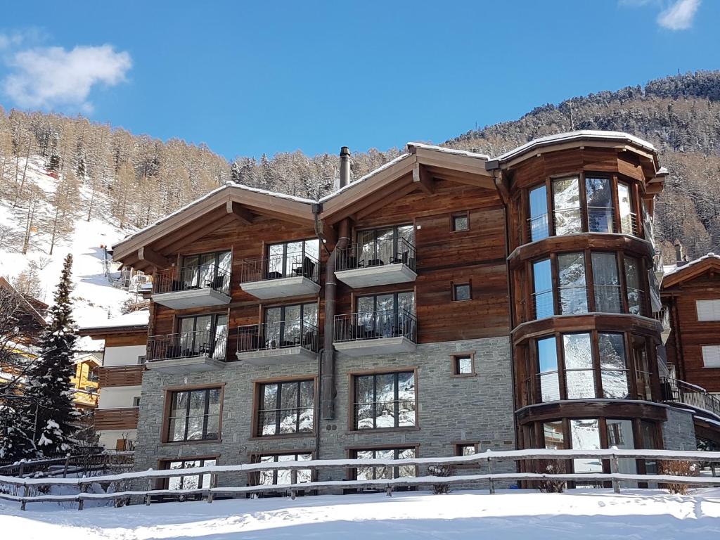 Nespecifikovaný výhled na hory nebo výhled na hory při pohledu z hotelu