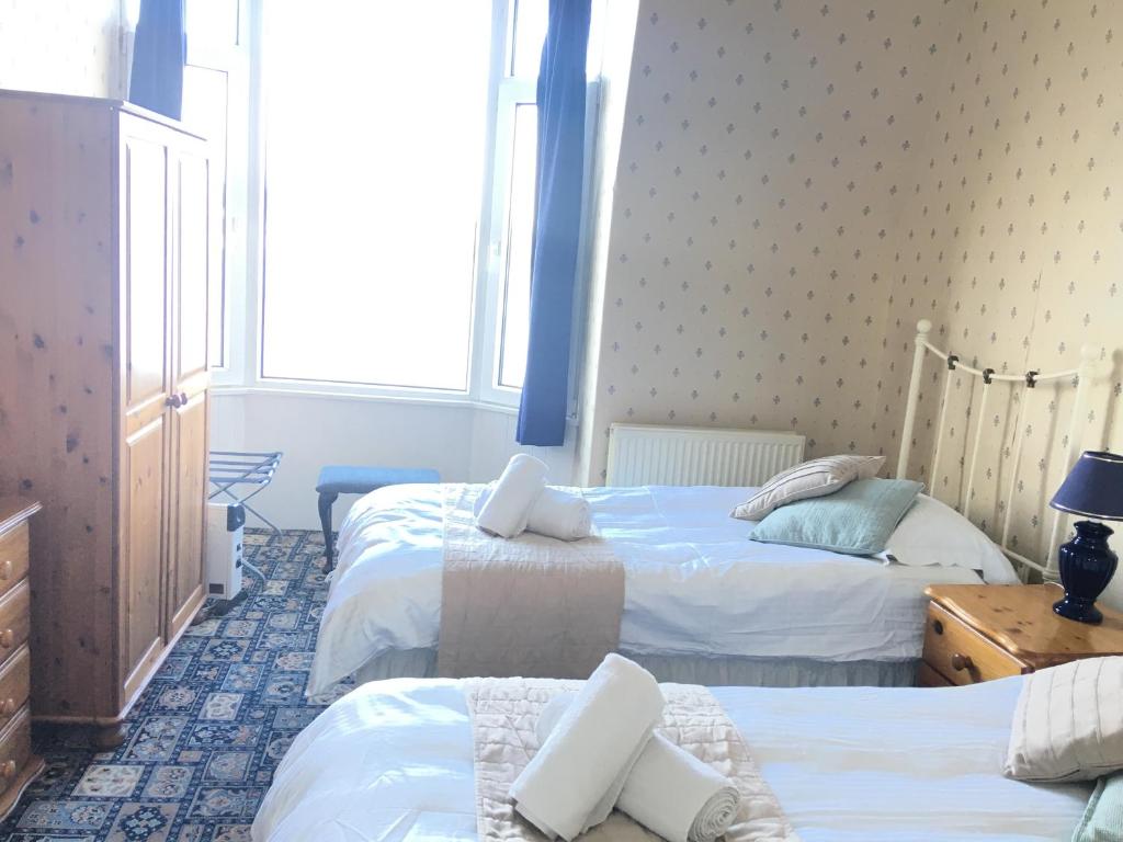 Postel nebo postele na pokoji v ubytování Cannon House Hotel