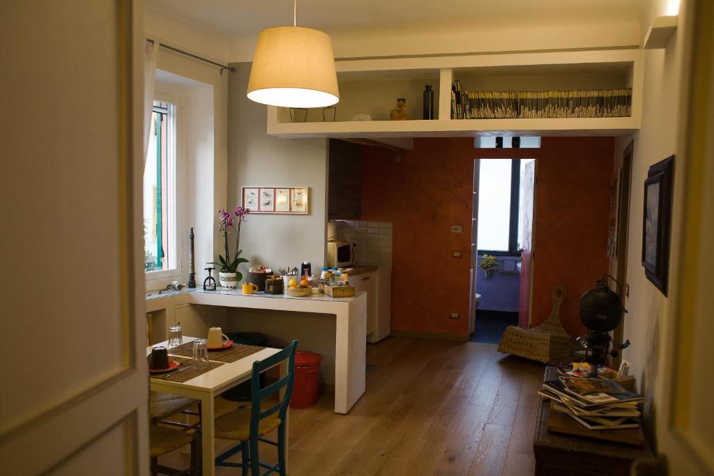 cocina y comedor con mesa y sillas en Piume Verdi, en Génova