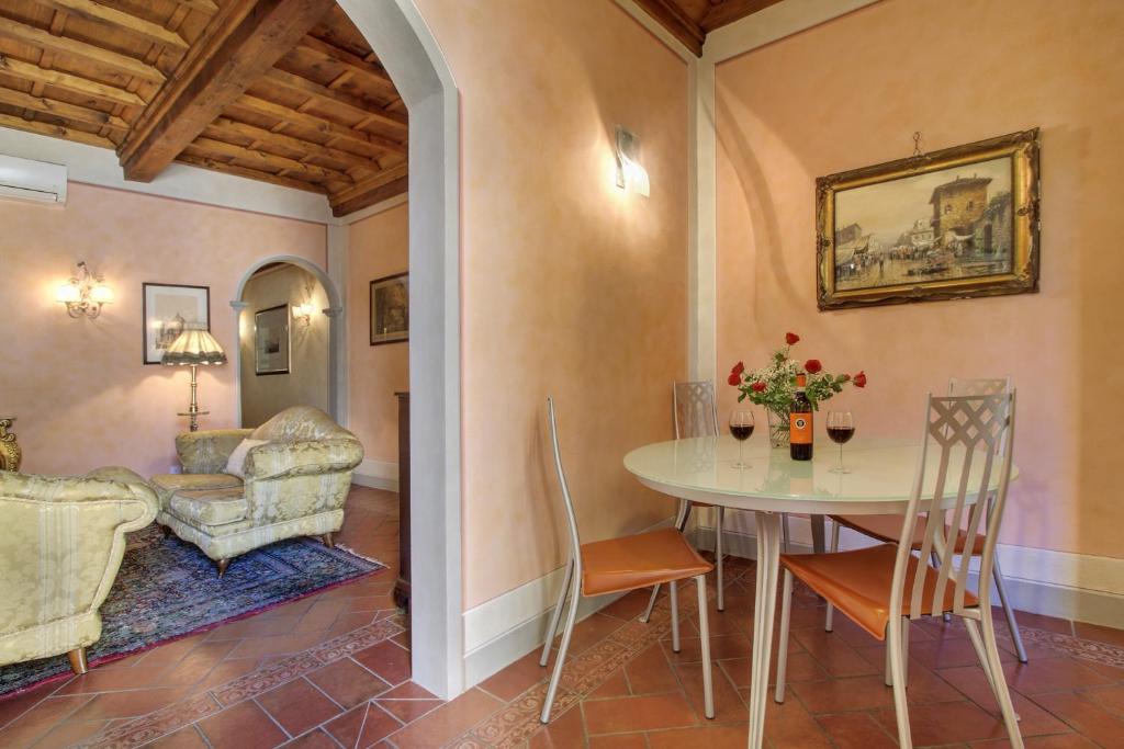 Część wypoczynkowa w obiekcie Pergola Apartment