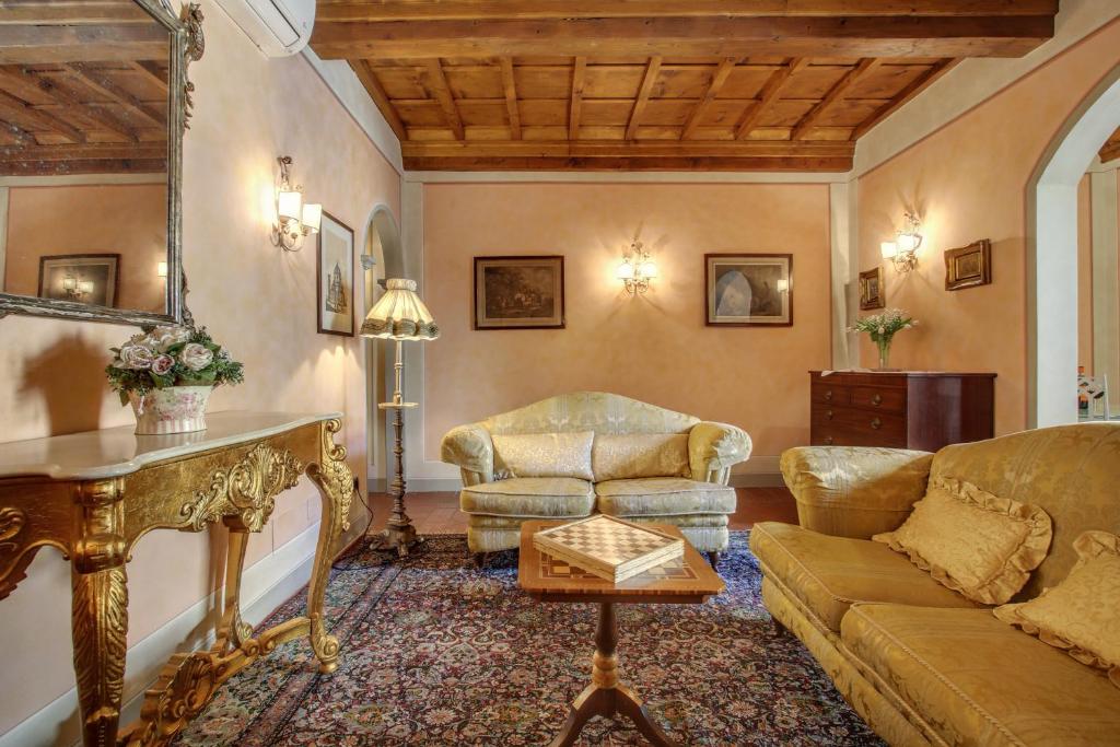 ein Wohnzimmer mit einem Sofa und einem Tisch in der Unterkunft Pergola Apartment in Florenz