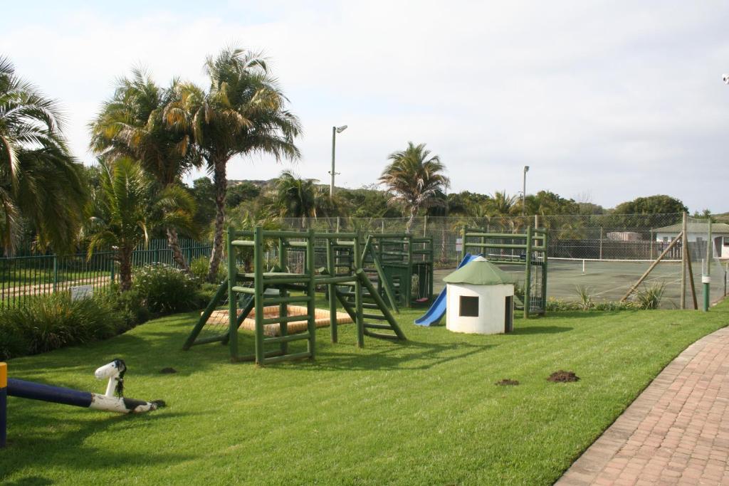 um parque com um parque infantil e uma estrutura de jogos em Keurbooms River Lodge 1311 em Plettenberg Bay