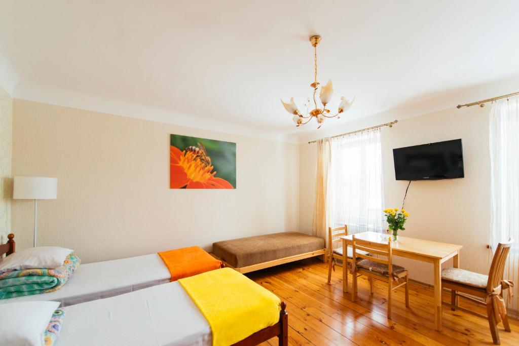 リエパーヤにあるMedainie apartamentiのベッドルーム1室(ベッド1台、テーブル、ソファ付)